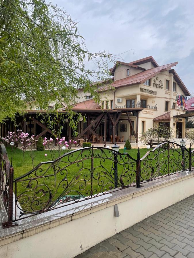 Hotel Parc Tecuci Bagian luar foto