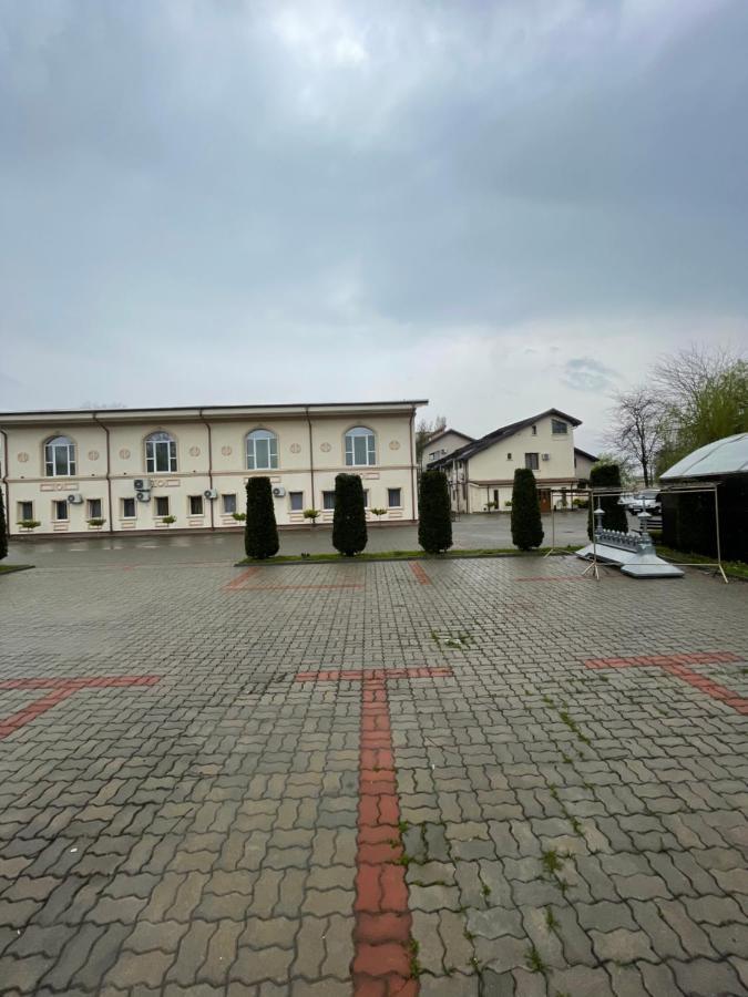 Hotel Parc Tecuci Bagian luar foto
