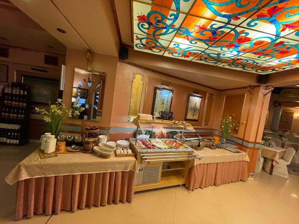 Hotel Parc Tecuci Bagian luar foto