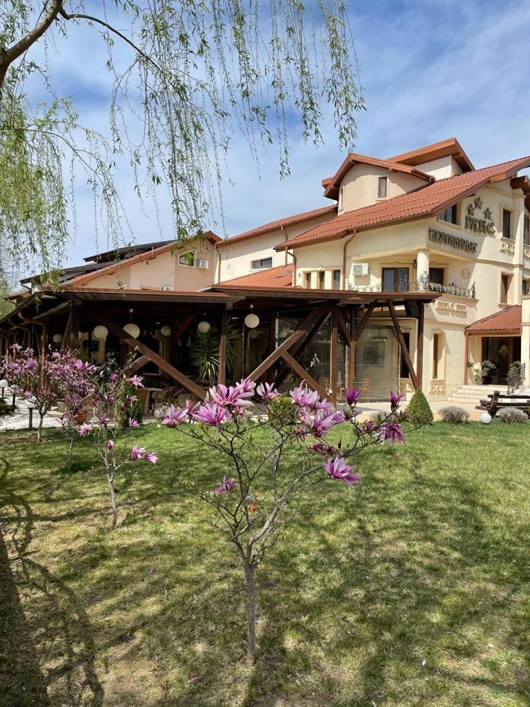 Hotel Parc Tecuci Bagian luar foto