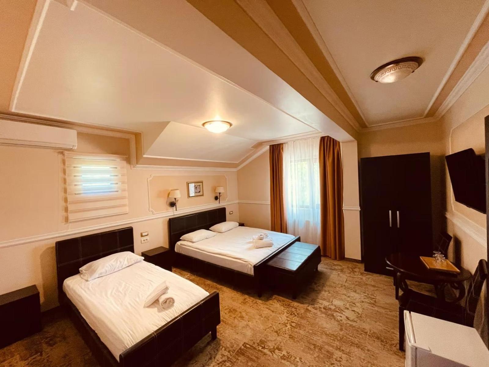 Hotel Parc Tecuci Bagian luar foto