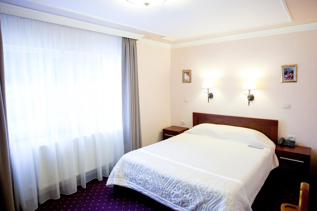 Hotel Parc Tecuci Bagian luar foto