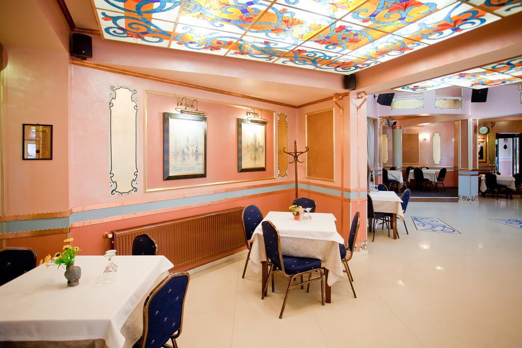 Hotel Parc Tecuci Bagian luar foto