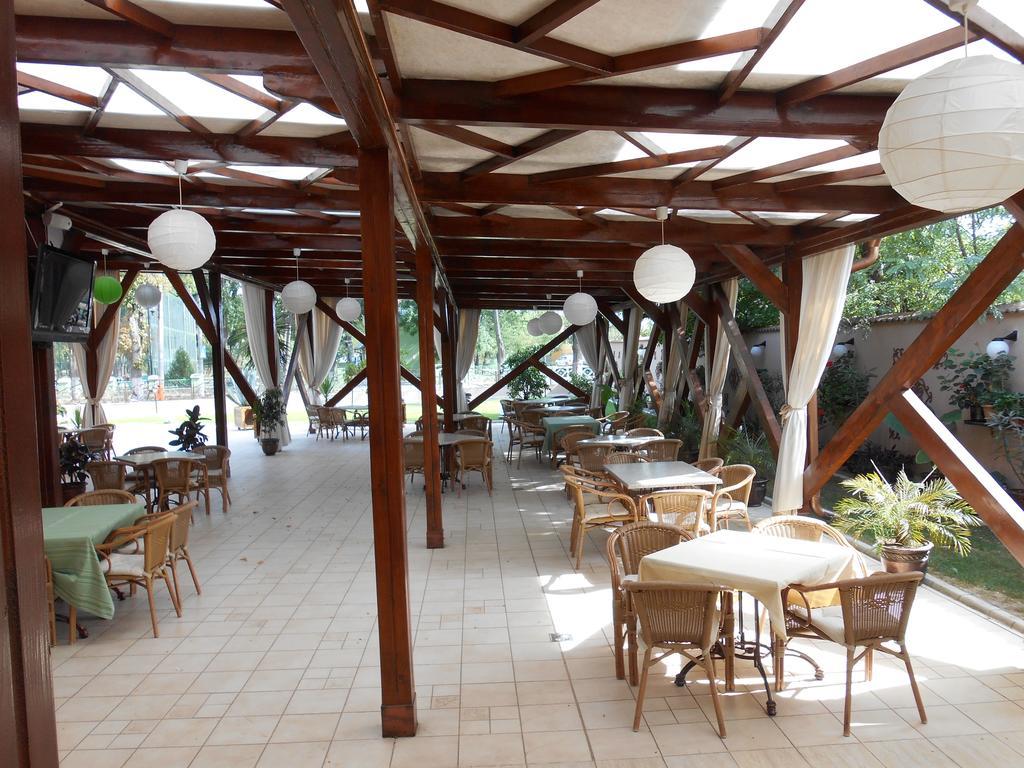 Hotel Parc Tecuci Bagian luar foto