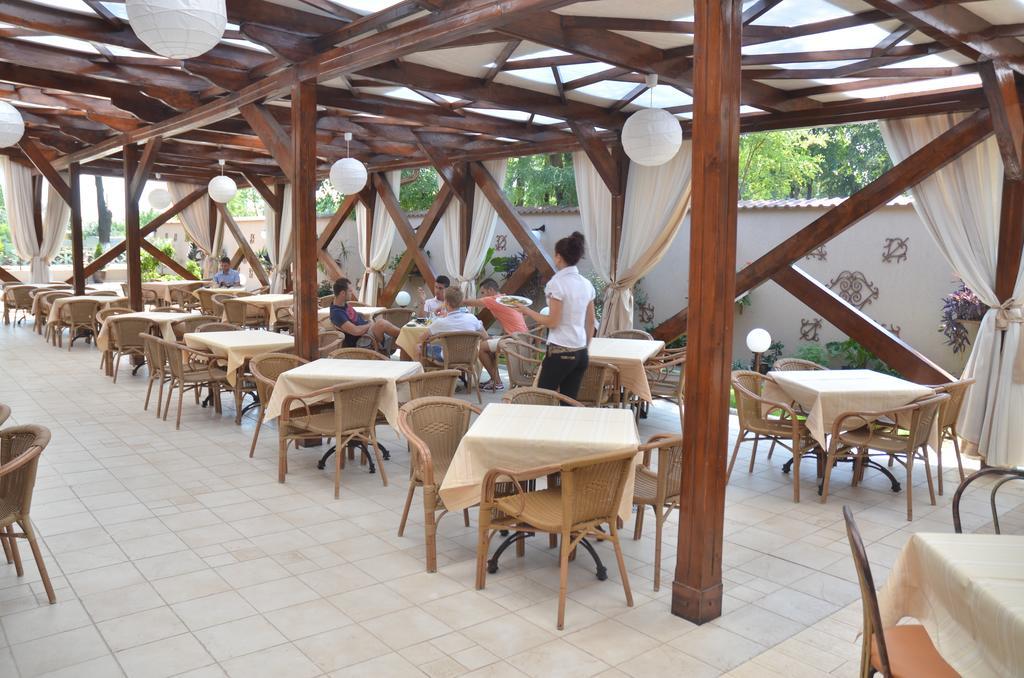 Hotel Parc Tecuci Bagian luar foto