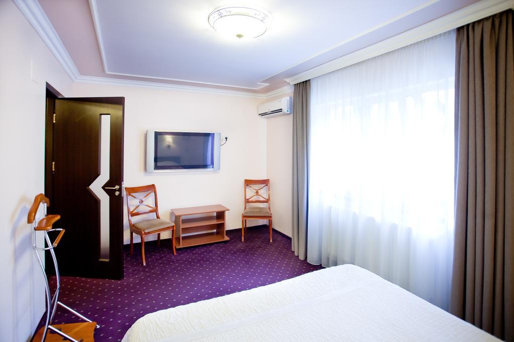Hotel Parc Tecuci Bagian luar foto