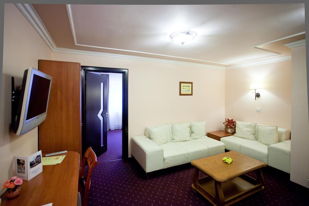 Hotel Parc Tecuci Bagian luar foto
