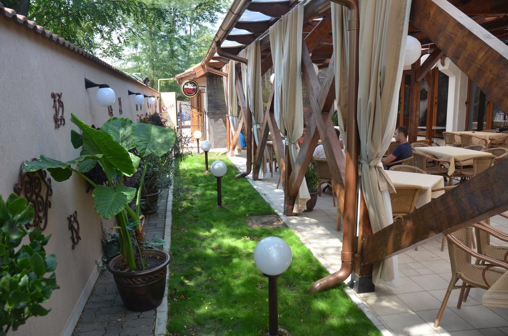 Hotel Parc Tecuci Bagian luar foto