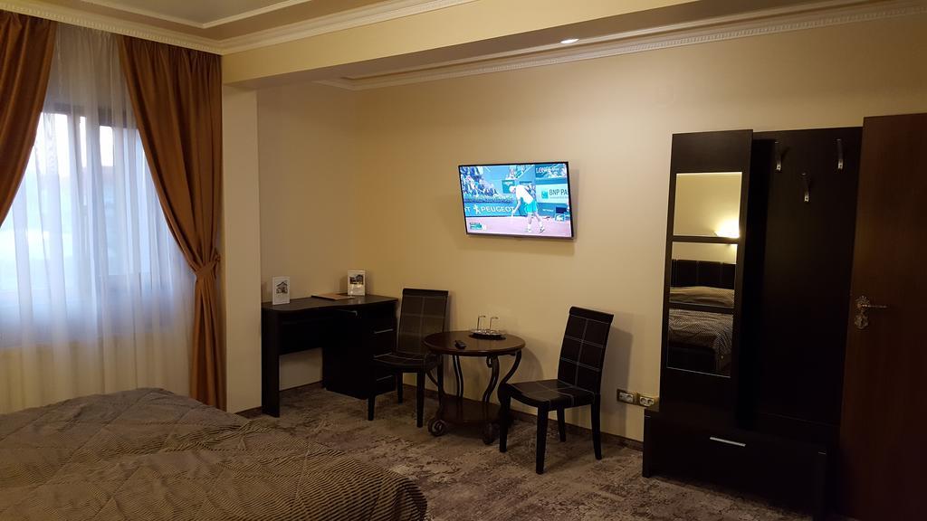 Hotel Parc Tecuci Bagian luar foto
